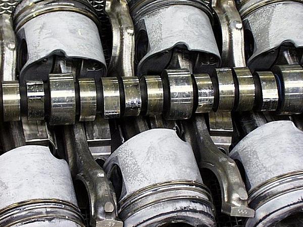 DB-Werk Kassel: ausgebaute Kolben, frisch gereinigt
